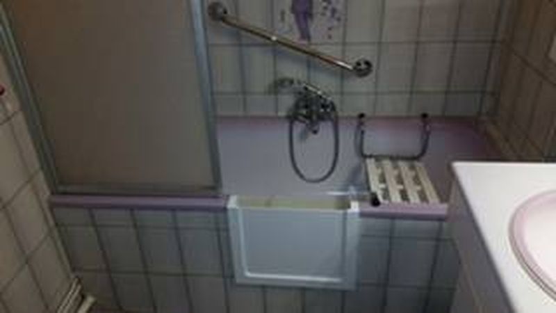 ouverture de baignoire avec portillon anti éclaboussures à la londe dans le var en région paca 83250