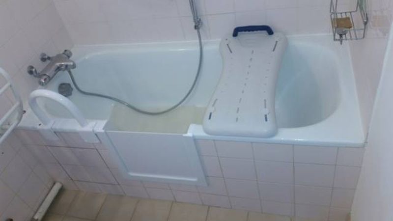 Ouverture de baignoire avec portillon anti éclaboussures à Toulon dans le var en région paca