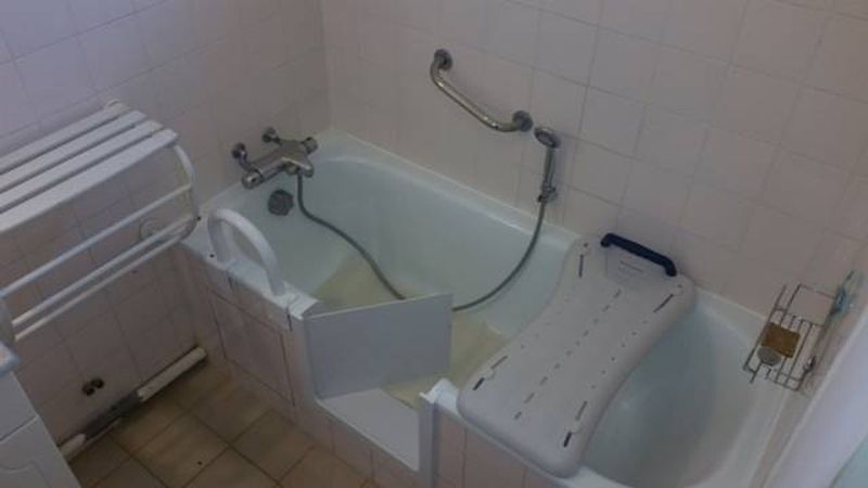 Ouverture de baignoire avec portillon anti éclaboussures à Toulon dans le var en région paca