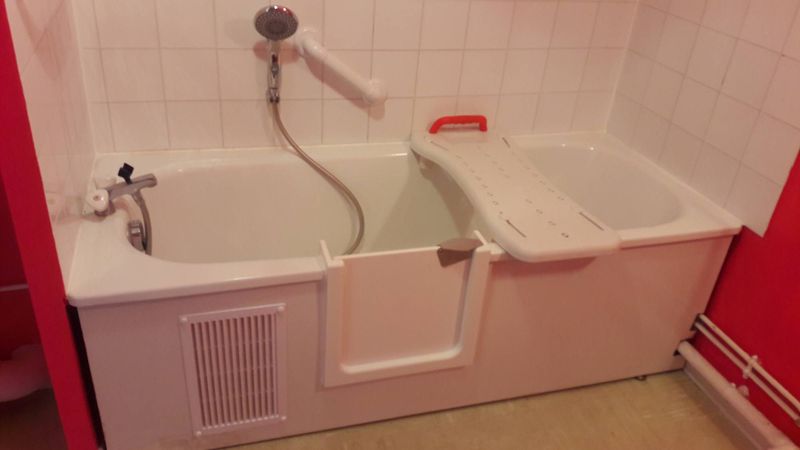Transformation d'une baignoire en douche pour seniors