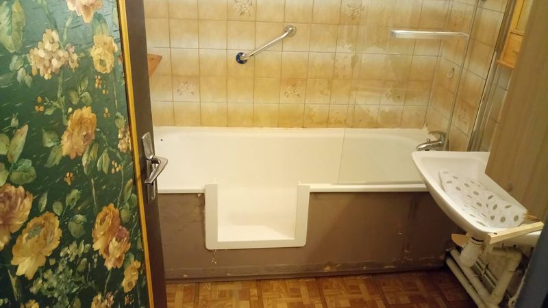 Découpe de baignoire sans portillon anti-éclaboussures en août 2018