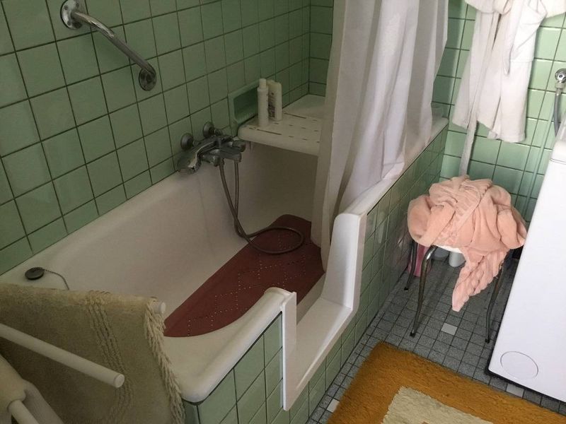 sobain pose de porte sur baignoire pour personne à mobilité réduite sur Mérignac
