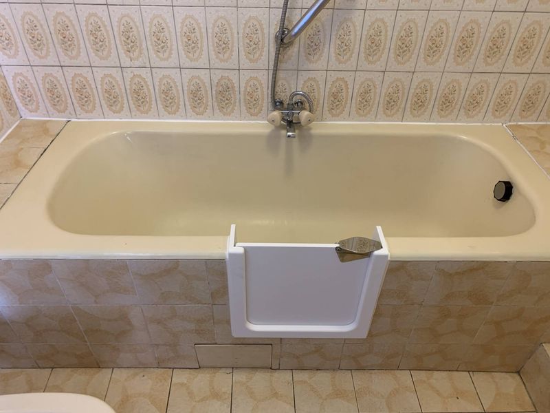 Ouverture latérale d'une baignoire à Morsang-sur-Orge dans le département de l'Essonne