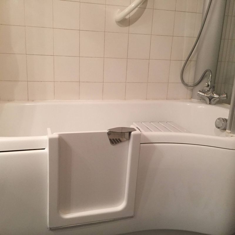 Trouver un artisan pour installer une baignoire à porte dans l'ouest Parisien (78)