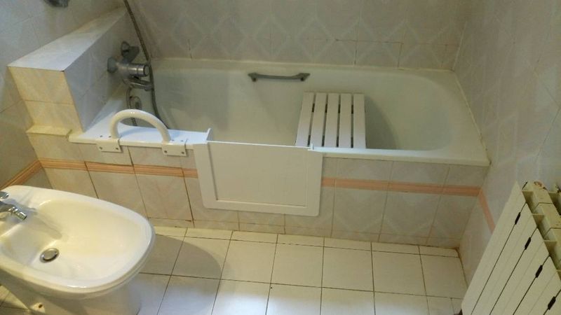 Ouverture latérale de la baignoire avec portillon anti-éclaboussures