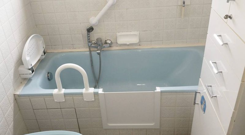 Ouverture de baignoire avec portillon anti-éclaboussures