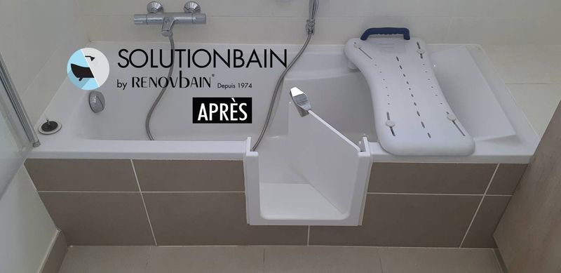 Ouverture latérale de baignoire en acrylique avec l’installation d’une porte étanche et la mise en place d’accessoires PMR au Luc-en-Provence dans le Var en région PACA