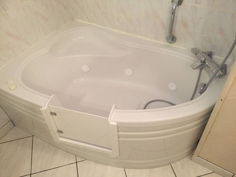 Baignoire douche balneo avec porte latérale facile d'accès pour salle de  bains