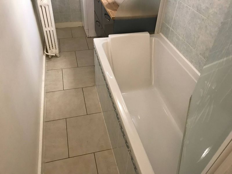 Découpe d'une baignoire avec porte étanche à La Celle-Saint-Cloud